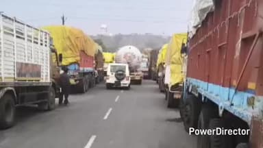परसिया: खिरसाडोह बाईपास पर ट्रकों की कतार लगने से आवागमन हुआ मुश्किल, तौल कांटे पर मक्के से भरे ट्रक