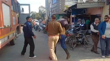 अंबाला शहर में आग में झुलसी बच्ची को पुलिस कर्मचारी उठाकर डायल 112 मे अस्पताल ले जाते हुए….!