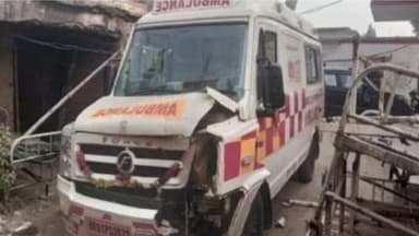 बरहरा: बड़हरा कोठी प्राथमिक स्वास्थ्य केंद्र के एम्बुलेंस चालक और सह चालक एम्बुलेंस के साथ हुए दुर्घटना ग्रस्त