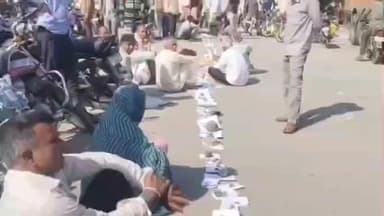 दलौदा: दलोदा सहित जिले भर में यूरिया खाद के लिए किसान घंटों से यूरिया केंद्र के बाहर कतार में खड़े हैं