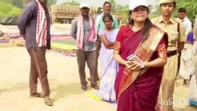 పత్తిపాక లో ధాన్యం కొనుగోలు కేంద్రాన్ని పరిశీలించిన జిల్లా కలెక్టర్,అసౌకర్యాలపై అధికారులకు నిర్వాహకులకు క్లాస్