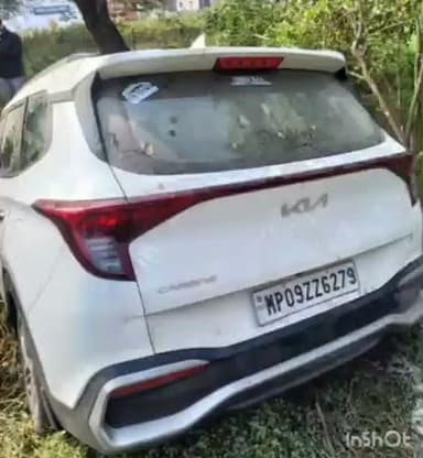 थांदला: खवासा में अनियंत्रित होकर पेड़ से टकराई कार, पुलिस जांच में जुटी