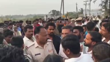 ಕಲಘಟಗಿ: ಹಿರೇಹೊನ್ನಳ್ಳಿ ಗ್ರಾಮದಲ್ಲಿ ರಾಜ್ಯ ಹೆದ್ದಾರಿಯಲ್ಲಿ ಬೈಕ್ ಹಾಗೂ ಲಾರಿ ಮದ್ಯೆ ಭೀಕರ ಅಪಘಾತ: ಗ್ರಾಮಸ್ಥರ ಪ್ರತಿಭಟನೆ