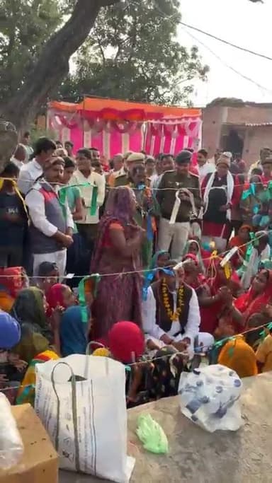 यह दिनारा विधायक आलोक सिंह महिलाओं के बीच बैठ गए शिव चर्चा में।