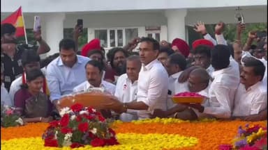 மயிலாப்பூர்: மெரினாவில் உள்ள அறிஞர் அண்ணா நினைவிடத்தில் தமிழக வெற்றி கழக நிர்வாகிகள் மற்றும் செங்கோட்டையன் மலர் தூவி மரியாதை