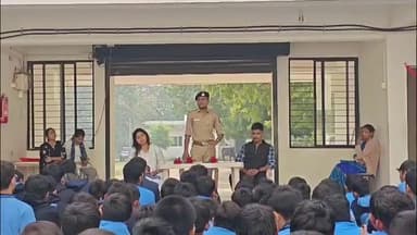 ખંભાત: શહેરની નોલેજ સ્કૂલ ખાતે સાયબર ક્રાઈમ જાગૃતિ કાર્યક્રમ યોજાયો, પોલીસ દ્વારા વિદ્યાર્થીઓને સાયબર ક્રાઇમ વિશે જાગૃત કરાયા