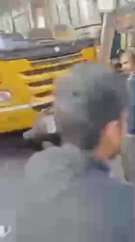 राँची : रांची के रातू रोड में बेकाबू स्कूल बस की चपेट में कई दोपहिया वाहन आ गए।