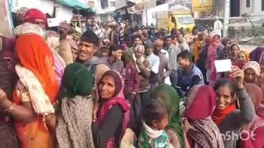 वल्लभनगर: भटेवर में यूरिया खाद लेने के लिए ग्रामीणों की लगी कतारें, क्षेत्र में खाद की किल्लत से किसान परेशान