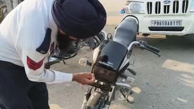 ਮਲੇਰਕੋਟਲਾ: ਮਲੇਰਕੋਟਲਾ ਬੱਸ ਸਟੈਂਡ ਵਿਖੇ ਟਰੈਫਿਕ ਇੰਚਾਰਜ ਵੱਲੋਂ ਵੱਖੋ ਵੱਖ ਵਾਹਨਾਂ ਦੇ ਚਲਾਨ ਕੱਟੇ ਕਿਸੇ ਵੀ ਪ੍ਰਕਾਰ ਦੀ ਮੋਡੀਫਿਕੇਸ਼ਨ ਨਾ ਹੋਵੇ।