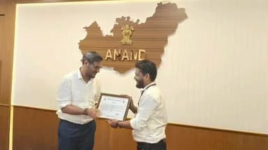 ખંભાત: ખંભાત સહીત જિલ્લાના 44 બુથ લેવલ ઓફિસરોની SIR કામગીરીને કલેકટરે સન્માનપત્ર અર્પી બિરદાવી.