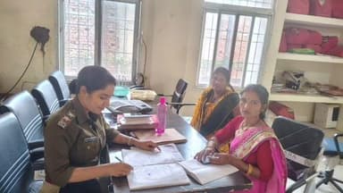 बथनाहा: महिला फरियादियों की समस्याओं पर पुलिस की सख्त नजर, थानों के महिला हेल्प डेस्क पर गोपनीयता के साथ सुनी गईं शिकायतें