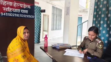 बथनाहा: सीतामढ़ी के सभी थानों में महिला हेल्प डेस्क सक्रिय, फरियादियों की समस्याएँ गंभीरता से सुनी जा रहीं