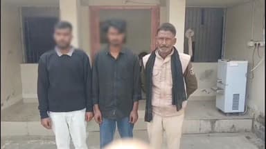 उचकागांव: उचकागांव में पुलिस टीम पर पथराव मामले में दो गिरफ्तार, शराब बरामदगी के लिए की थी छापेमारी