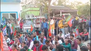 আউশগ্রাম ১: আদিবাসী নাবালিকাকে ধর্ষণের প্রতিবাদে আউশগ্রাম থানার সামনে বিক্ষোভ দেখালেন বিজেপির নেতাকর্মীরা
