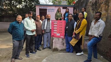 हथुआ: नगर परिषद् मीरगंज ने आठ विद्यालयों में सेनेटरी पैड वेंडिंग मशीनें वितरित कीं