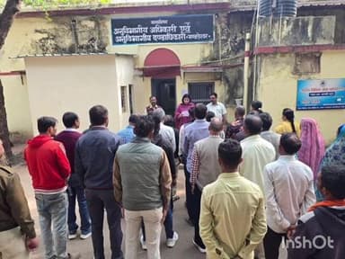 महेश्वर: संविधान दिवस पर एसडीएम कार्यालय में प्रस्तावना का वाचन किया गया