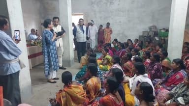 ডেবরা: ডেবরার একাধিক আদিবাসী অধ্যুষিত এলাকা পরিদর্শনে উপস্থিত হন রাজ্যের অনগ্রসর শ্রেনী ও কল্যান দপ্তরের সচীব