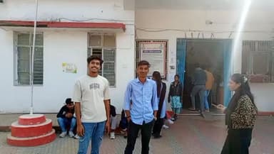 सतना स्कॉलर होम कॉलेज के छात्रा पहुँची सिटी कोतवाली, धोखाधड़ी के मामले में