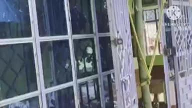 ইন্দাস: ইন্দাসে অত্যাধুনিক প্রযুক্তি লাগিয়ে একটি ৩৪ বছরের পুরনো বাড়িকে উপরে তোলা হলো যা দেখতে ভিড় জমান একাধিক গ্রামের মানুষ