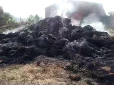 ओडगी: सूरजपुर जिले के नवगई गांव में विद्युत तार टूटने से धान के परावत में लगी आग, हजारों का परावत जलकर हुआ खाक