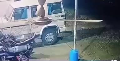 नकाबपोश बदमाशों ने बाइक चोरी की घटना को अंजाम दिया, मामला सीसीटीवी कैमरे में हुआ कैद