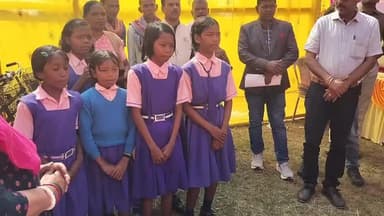 नालिता पंचायत में आपकी सरकार कार्यक्रम के दौरान प्राथमिक विद्यालय बरकानी के छात्राएं राष्ट्र गीत प्रस्तुत करती हुई,