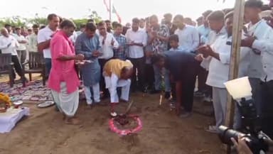 વાલિયા: વાલિયા તાલુકાના કરસાડ ગામ સહિત ચાર ગામને જોડતા ત્રણ નાના પુલોનું સાંસદ મનસુખ વસાવાના હસ્તે ખાતમુહૂર્ત કરવામાં આવ્યું હતુ