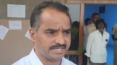 పటాన్చెరు: గుమ్మడిదలలోని ఎంపీడీవో కార్యాలయంలో నామినేషన్ పరిశీలించిన ఆర్డిఓ రాజేందర్ కుమార్