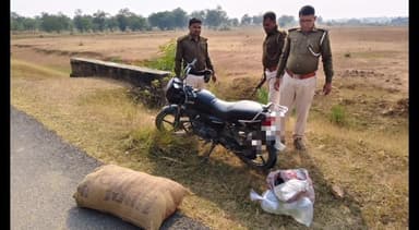 नबीनगर: NTPC खैरा थाना ने झिकटिया से 140 लीटर देशी शराब और बाइक किया ज़ब्त