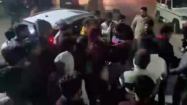 चिड़ावा: चिड़ावा में देर रात दो कारों की जोरदार भिड़ंत, परिवार चमत्कारिक रूप से सुरक्षित बचा