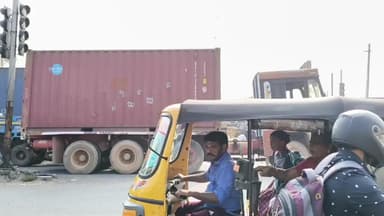 திருவொற்றியூர்: திருவொற்றியூர் எல்லையம்மன் கோயில் அருகே துறைமுகத்திற்கு செல்லும் கண்டைனர் லாரி விபத்து