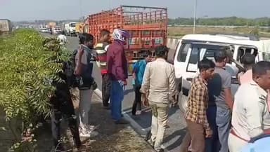 কাঁকসা: পানাগড় বাইপাসে নিয়ন্ত্রণ হারিয়ে লরির পিছনে ধাক্কা স্কর্পিও -র,গুরুতর আহত ২ঘটনাস্থলে কাঁকসা থানার পুলিশ