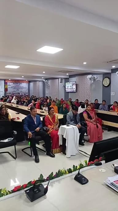 28 नवंबर 2025, भागलपुर के समीक्षा भवन में जिलाधिकारी भागलपुर की उपस्थिति में मुख्यमंत्री महिला रोजगार योजना की राशि हस्त...