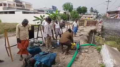 அன்னூர்: கட்டபொம்மன் நகர் பகுதியில் கிணறு உள்வாங்கிய இடத்தில் தடுப்பு சுவர் கட்ட கிணற்று நீரை வெளியேற்றும் பணி தொடங்கப்பட்டுள்ளது