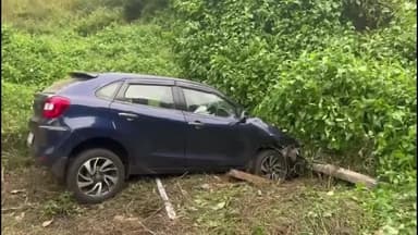 പീരുമേട്: വണ്ടിപ്പെരിയാർ 59ആം മൈലിന് സമീപം ശബരിമല തീർത്ഥാടകരുടെ വാഹനം പോസ്റ്റിൽ ഇടിച്ച് അപകടം