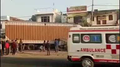 इकौना: कटरा बाईपास के पास रामजी रेस्टोरेंट में कंटेनर ने किया प्रवेश, गुमटी, पेड़ व बिजली का पोल क्षतिग्रस्त, बाल-बाल बचे लोग