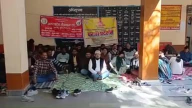 आंवला: आंवला तहसील पर प्रदर्शन, फतेहपुर में लेखपाल ने आत्महत्या की, SIR के दबाव के विरोध में लेखपालों का प्रदर्शन