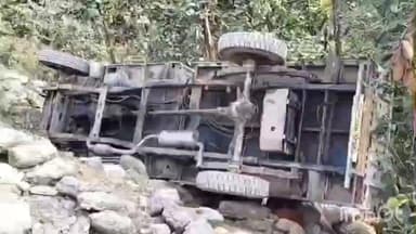 बंशीधरनगर (नगर उंटारी): धान कटाई कर लौट रहे मजदूरों से भरी पिकअप घाटी में पलटी, 9 मजदूर गंभीर रूप से घायल