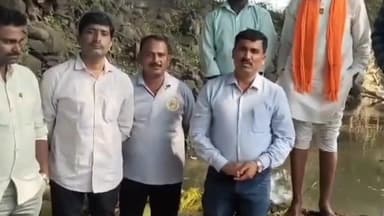 बार्शी: कोरफळे येथे बांधण्यात आला वनराई बंधारा : कृषी अधिकारी संतोष कोयले