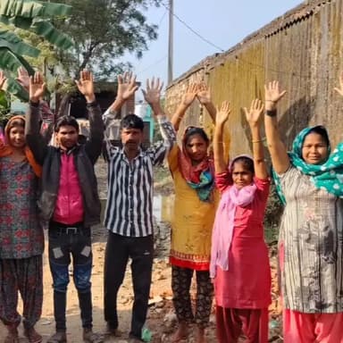 थानागाजी: ढहलावास से गरबा जी महाराज तक पिछले 3 सालों से जर्जर सड़क मार्ग के समाधान न होने पर ग्रामीणों ने किया प्रदर्शन