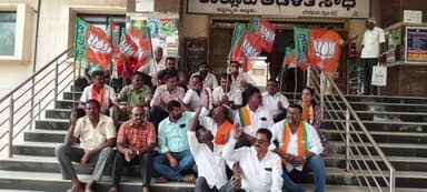 ಚನ್ನಪಟ್ಟಣ: ತಾಲ್ಲೂಕು ಕಚೇರಿ ಎದರು ಬಿಜೆಪಿ ರೈತ ಮೋರ್ಚಾ ವತಿಯಿಂದ ಸರ್ಕಾರದ ವಿರುದ್ಧ ಪ್ರತಿಭಟನೆ