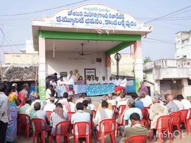 చీపురుపల్లి: ప్రజా వైద్యం ప్రజల హక్కు,మెడికల్ కాలేజీలు ప్రైవేటీకరణకు వ్యతిరేకంగా,కోటి సంతకాల ఉద్యమంలో పాల్గొన్న డా.బొత్స అనూష