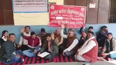 सासनी: SIR फॉर्म के कार्य को लेकर लेखपाल की आत्महत्या के विरोध में सासनी तहसील परिसर में लेखपालों ने धरना प्रदर्शन किया