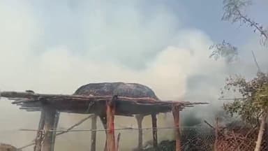 दारू: दारू के बडवार स्थित खलिहान में आग, 500 बोझा पुआल जलकर राख