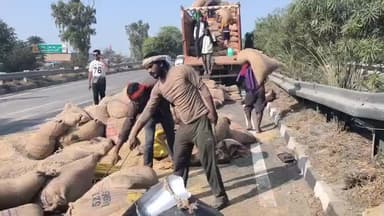 करनाल: नेशनल हाईवे पर करण लेक के पास धान से भरा ट्रक पलटा, लगा जाम