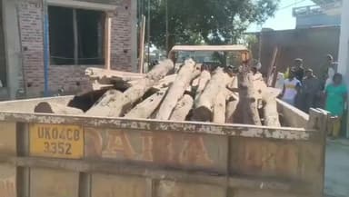 सितारगंज: शक्तिफार्म बैकुंठपुर नंबर 6 में वन विभाग की टीम ने छापेमारी कर भारी मात्रा में अवैध लकड़ी किया बरामद