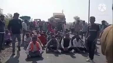 खुरई: कौरासा में अवैध शराब से परेशान ग्रामीणों का चक्काजाम, राहतगढ़ रोड पर किया प्रदर्शन