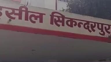 सिकंदरपुर: सिकंदरपुर तहसील मुख्यालय पर लेखपालों ने किया जोरदार धरना-प्रदर्शन