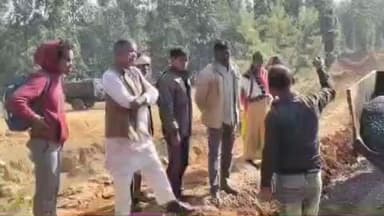 सामरी कुसमी: हंसपुर पकारडीह में पीएम जनमन के तहत घटिया सड़क निर्माण कार्य, शिकायत पर पहुंचे नगर पंचायत अध्यक्ष