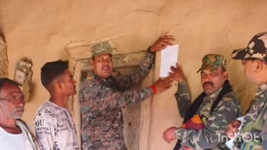 हरिहरगंज: बरवाडीह गांव: फरार वारंटी केशव यादव और जमुना साव के घर पर पथरा ओपी पुलिस ने चिपकाया इश्तिहार